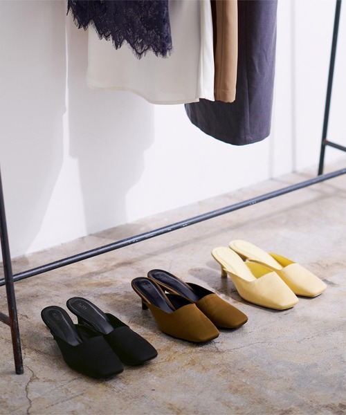 UR'S（ユアーズ）の「サテンミュールサンダル（サンダル・レディース・ブラック/キャメル/ライトイエロー・M/S/LL/L）」の2枚目の写真