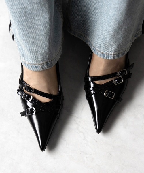 me+em select(ミームセレクト)の「【 2color 】3ベルトポインテッドトゥフェイクレザーミュール / 3 belt pointed toe fake leather mules(パンプス・レディース・アイボリー/ブラック・39/38/37/36)」の2枚目の写真