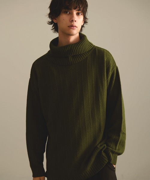 Revo.（レボ）の「Revo. ジオメストライプ ルーズフィット タートルネックニット（ニット/セーター・メンズ・グレー/ブラック/カーキ/マスタード/ブルー・1/2）」の3枚目の写真