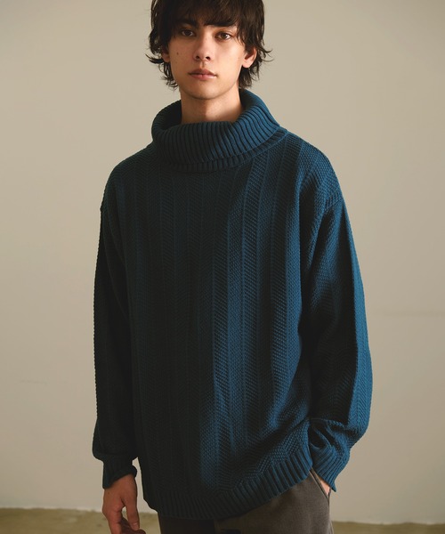 Revo.（レボ）の「Revo. ジオメストライプ ルーズフィット タートルネックニット（ニット/セーター・メンズ・グレー/ブラック/カーキ/マスタード/ブルー・1/2）」の4枚目の写真