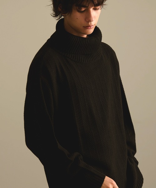 Revo.（レボ）の「Revo. ジオメストライプ ルーズフィット タートルネックニット（ニット/セーター・メンズ・グレー/ブラック/カーキ/マスタード/ブルー・1/2）」の2枚目の写真