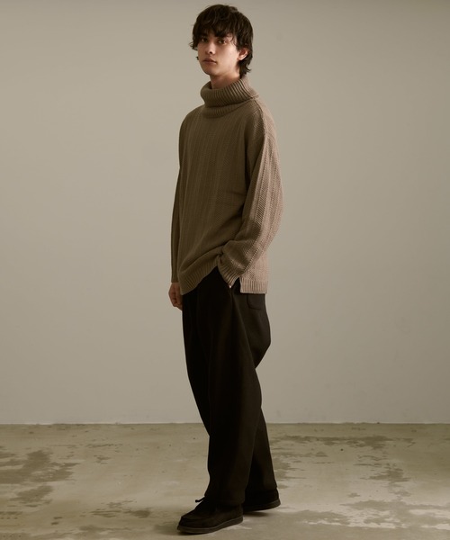 Revo.（レボ）の「Revo. ジオメストライプ ルーズフィット タートルネックニット（ニット/セーター・メンズ・グレー/ブラック/カーキ/マスタード/ブルー・1/2）」の12枚目の写真