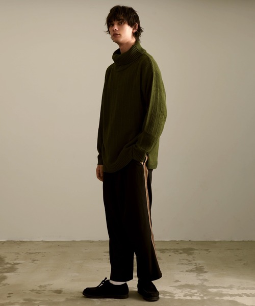 Revo.（レボ）の「Revo. ジオメストライプ ルーズフィット タートルネックニット（ニット/セーター・メンズ・グレー/ブラック/カーキ/マスタード/ブルー・1/2）」の14枚目の写真