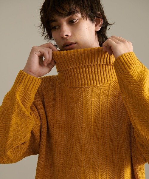 Revo.（レボ）の「Revo. ジオメストライプ ルーズフィット タートルネックニット（ニット/セーター・メンズ・グレー/ブラック/カーキ/マスタード/ブルー・1/2）」の7枚目の写真