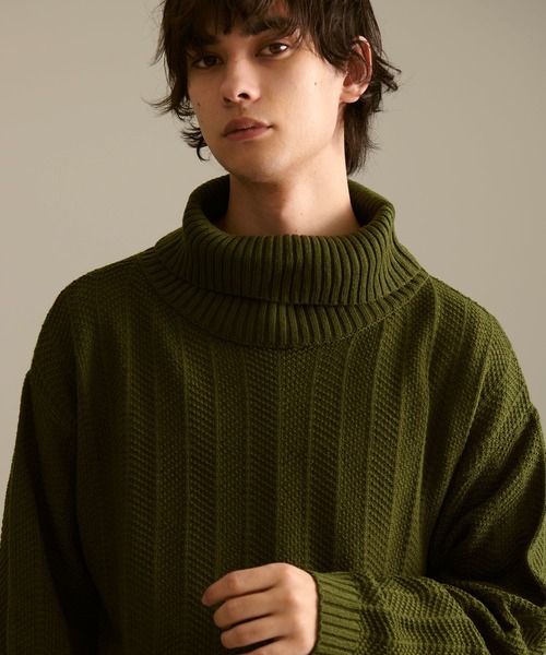 Revo.（レボ）の「Revo. ジオメストライプ ルーズフィット タートルネックニット（ニット/セーター・メンズ・グレー/ブラック/カーキ/マスタード/ブルー・1/2）」の6枚目の写真