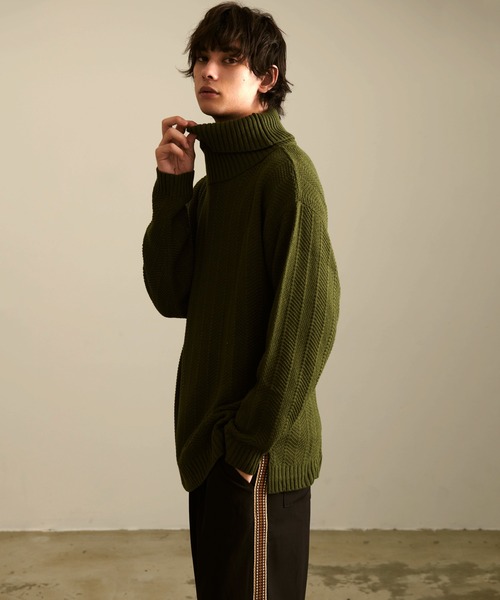 Revo.（レボ）の「Revo. ジオメストライプ ルーズフィット タートルネックニット（ニット/セーター・メンズ・グレー/ブラック/カーキ/マスタード/ブルー・1/2）」の9枚目の写真