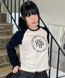 A'GEM/9 × .kom 『muah muah/ムーアムーア』 STITCH LOGO RAGLAN LONG SLEEVE/ステッチロゴラグランロングTシャツ