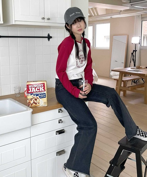 muahmuah(ムーアムーア)の「A'GEM/9 × .kom 『muah muah/ムーアムーア』 STITCH LOGO RAGLAN LONG SLEEVE/ステッチロゴラグランロングTシャツ(Tシャツ/カットソー・レディース・ホワイト×グレー/ホワイト×ブラック/ホワイト×レッド/ブラウン/ホワイト×ネイビー/ダークグリーン・FREE)」の12枚目の写真