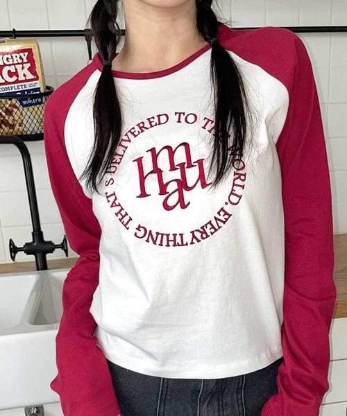 tシャツ A'GEM/9 × .kom 「muah muah/ムーアムーア」 LOGO STRIPE CROP LONG SLEEVE/ロゴ ステッチ A'GEM/9 × .kom 『muah muah/ムーアムーア』 STITCH LOGO RAGLAN