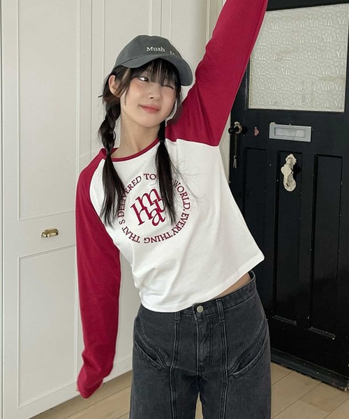 tシャツ A'GEM/9 × .kom 「muah muah/ムーアムーア」 LOGO STRIPE CROP LONG SLEEVE/ロゴ ステッチ A'GEM/9 × .kom 『muah muah/ムーアムーア』 STITCH LOGO RAGLAN