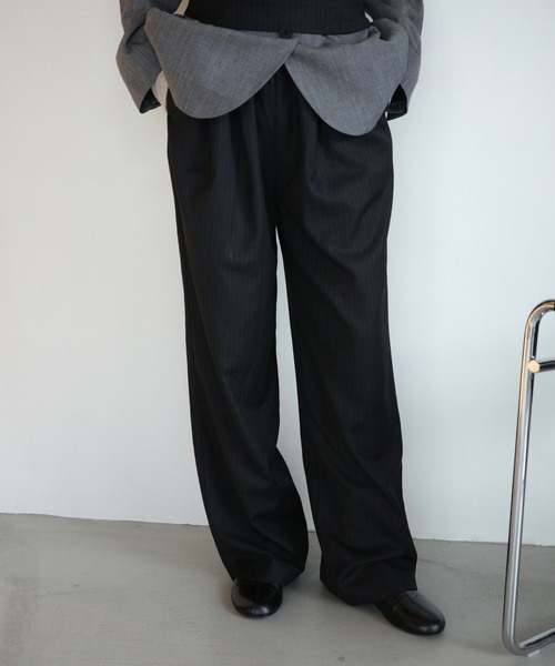 ENCIRCLE(エンサークル)の「Loose pin stripe easy pants / ルーズピンストライプイージーパンツ(スラックス・レディース・ブラック/グレー・FREE)」の2枚目の写真