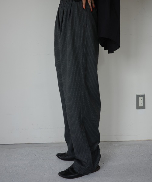 ENCIRCLE(エンサークル)の「Loose pin stripe easy pants / ルーズピンストライプイージーパンツ(スラックス・レディース・ブラック/グレー・FREE)」の3枚目の写真