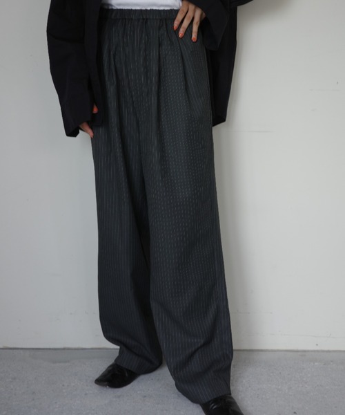 ENCIRCLE(エンサークル)の「Loose pin stripe easy pants / ルーズピンストライプイージーパンツ(スラックス・レディース・ブラック/グレー・FREE)」の17枚目の写真