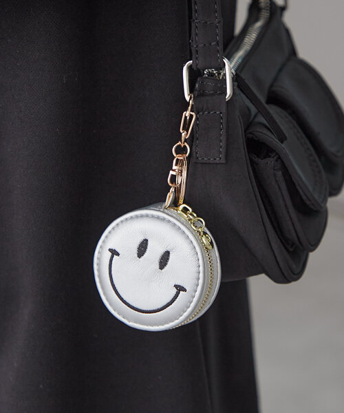 Omekashi（オメカシ）の「スマイルポーチチャーム（ポーチ・レディース・ピンク/シルバー・ONE SIZE）」の4枚目の写真