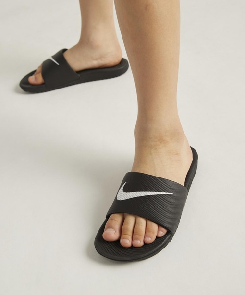NIKE（ナイキ）の「ナイキ カワ キッズスライド スポーツサンダル / NIKE Kawa Little / Big Kid's Slides 819352-001 Black（サンダル・キッズ・ブラック・17/18/19/20/21/22/23/23.5/24/25）」の4枚目の写真