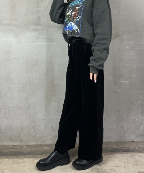 tolene(トレネ)の「ベロア ワイドシルエット イージーパンツ(その他パンツ・レディース・チャコールグレー/ブラック・FREE)」の8枚目の写真