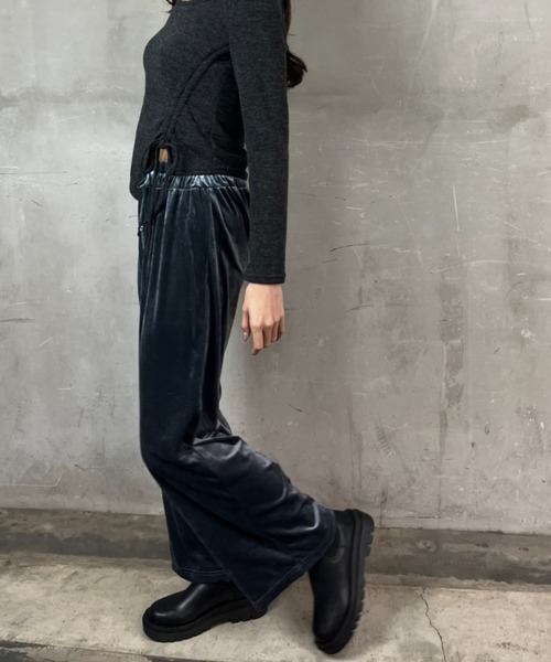 tolene(トレネ)の「ベロア ワイドシルエット イージーパンツ(その他パンツ・レディース・チャコールグレー/ブラック・FREE)」の11枚目の写真