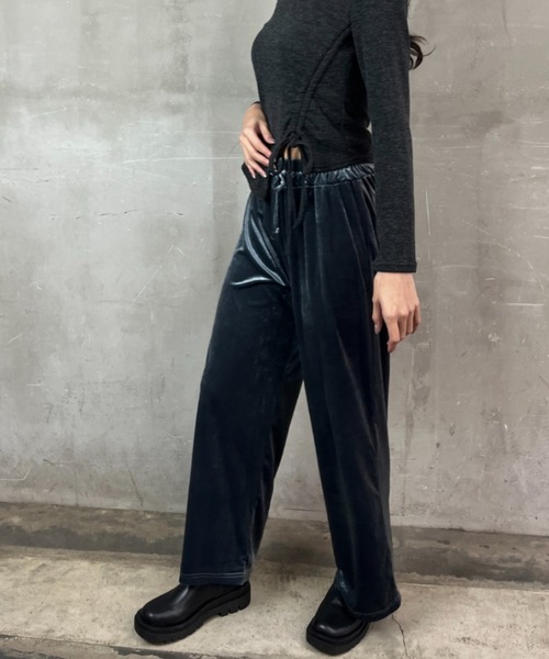 tolene(トレネ)の「ベロア ワイドシルエット イージーパンツ(その他パンツ・レディース・チャコールグレー/ブラック・FREE)」の9枚目の写真