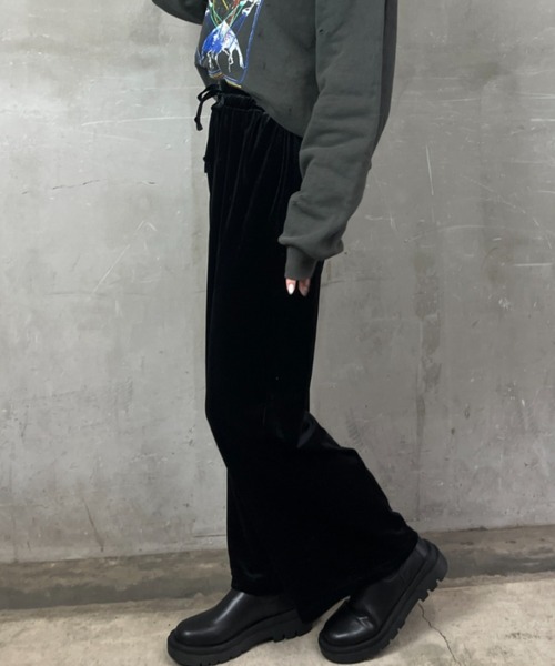 tolene(トレネ)の「ベロア ワイドシルエット イージーパンツ(その他パンツ・レディース・チャコールグレー/ブラック・FREE)」の18枚目の写真