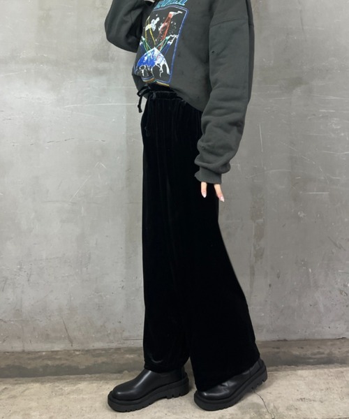 tolene(トレネ)の「ベロア ワイドシルエット イージーパンツ(その他パンツ・レディース・チャコールグレー/ブラック・FREE)」の17枚目の写真