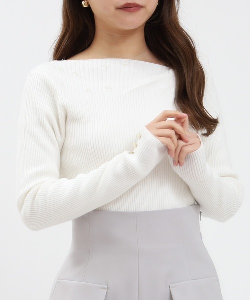 TRUDEA(トルディア)の「アシメドレープパール付きニット(ニット/セーター・レディース・ブラック/ホワイト/チャコールグレー/ピンクベージュ・MEDIUM/LARGE)」の1枚目の写真