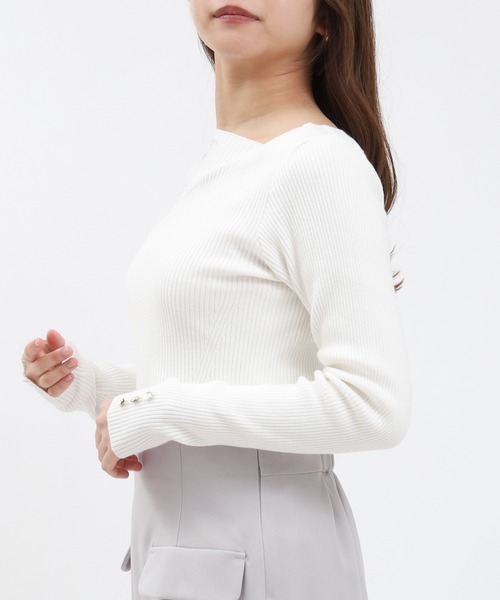 TRUDEA(トルディア)の「アシメドレープパール付きニット(ニット/セーター・レディース・ブラック/ホワイト/チャコールグレー/ピンクベージュ・MEDIUM/LARGE)」の7枚目の写真