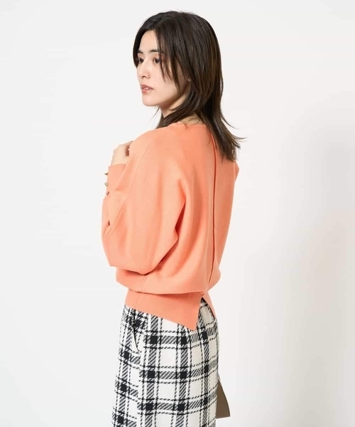 a.v.v(アーヴェヴェ)の「バックスリットドルマンニット(ニット/セーター・レディース・ラベンダー/アイボリー/オレンジ/ネイビー/ライトグリーン/ブルー/ライトイエロー・40/36/38)」の10枚目の写真