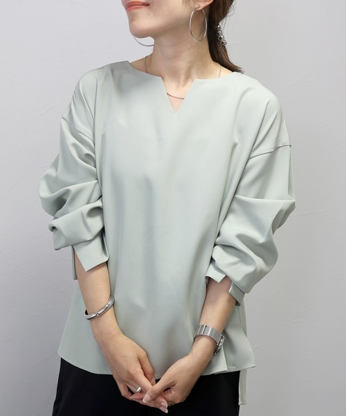 Aletta vita(アレッタビータ)の「ジョーゼット袖スリットキーネックブラウス(Tシャツ/カットソー・レディース・ブラック/ベージュ/ミント・FREE)」の1枚目の写真