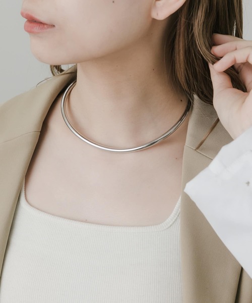 SMELLY（スメリー）の「ラウンドフォルムネックカフ（ネックレス・レディース・シルバー・-）」の4枚目の写真