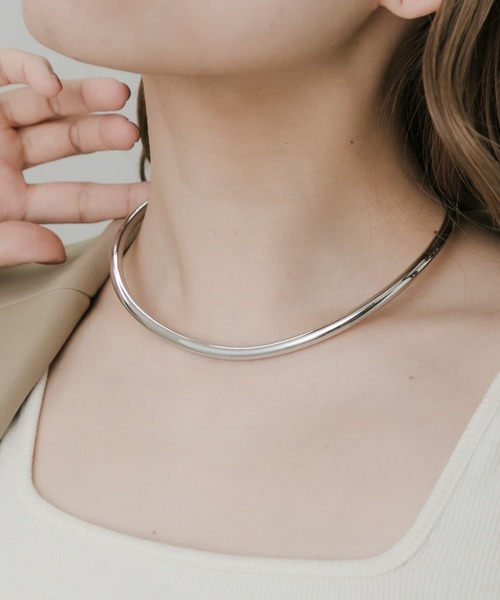 SMELLY（スメリー）の「ラウンドフォルムネックカフ（ネックレス・レディース・シルバー・-）」の5枚目の写真