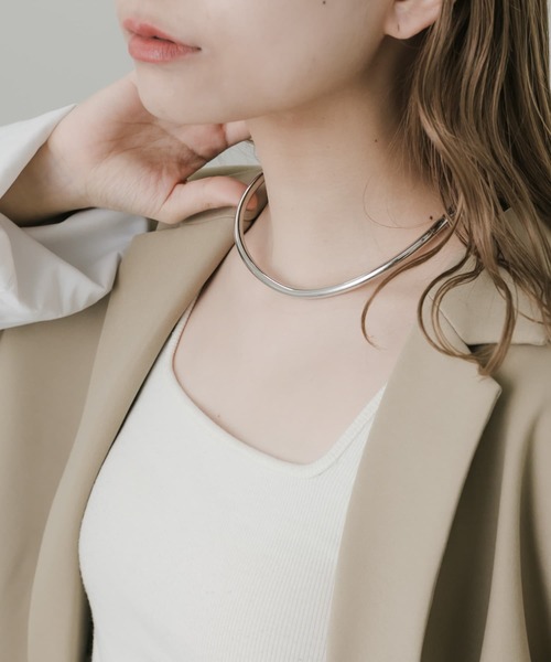 SMELLY（スメリー）の「ラウンドフォルムネックカフ（ネックレス・レディース・シルバー・-）」の6枚目の写真