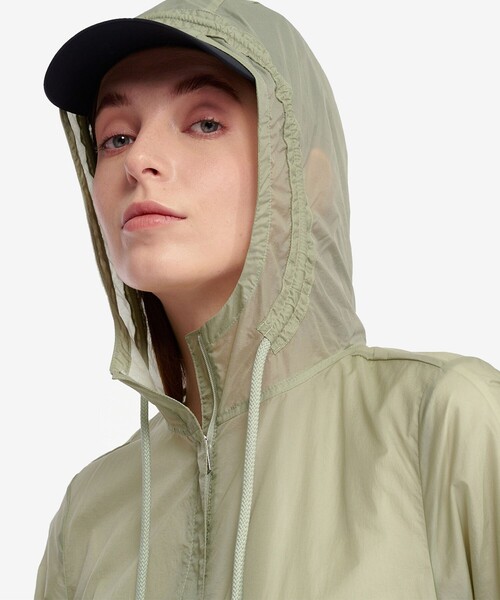 AIGLE（エーグル）の「撥水 ワンポイント刺繍ロゴ コンパクトジャケット（ナイロンジャケット・レディース・ブラック/グリーン/ホワイト・38/36/34/40）」の9枚目の写真