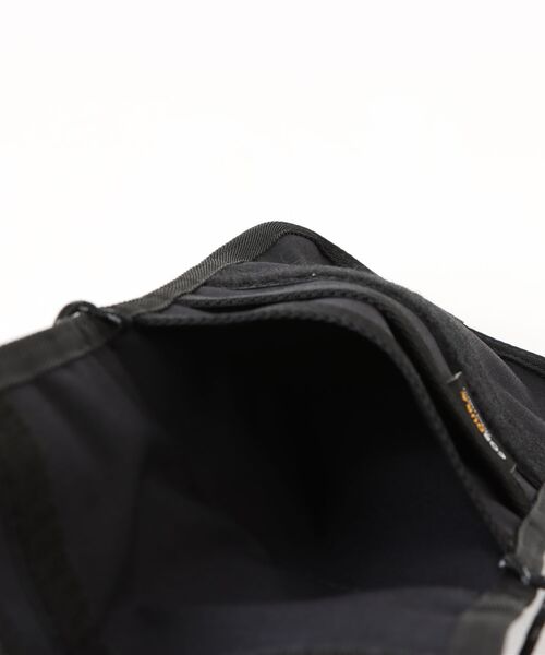 Gramicci(グラミチ)の「●GRAMICCI(グラミチ) ●CORDURA NECK POUCH(ショルダーバッグ・メンズ・ブラック/オリーブ・FREE)」の4枚目の写真