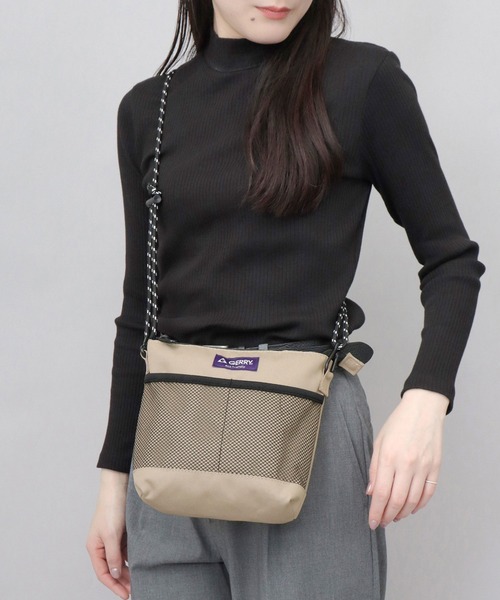GERRY（ジェリー）の「撥水加工 リサイクルポリエステル（REPREVE） フロントメッシュポケット サコッシュ ミニショルダーバッグ（ショルダーバッグ・メンズ・マルチ/ブラック/ベージュ/グレー・FREE）」の3枚目の写真