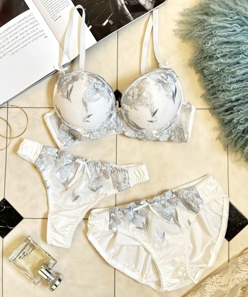 Absorle（アブソール）の「大花刺繍レース　ブラ&ショーツ&Tバック3点セット（ブラ&ショーツ・レディース・ホワイト/イエロー/パープル・B65/B70/B75/C65/C70/C75/D65/D70/D75/E65/E70/E75/F65/F70/F75）」の2枚目の写真