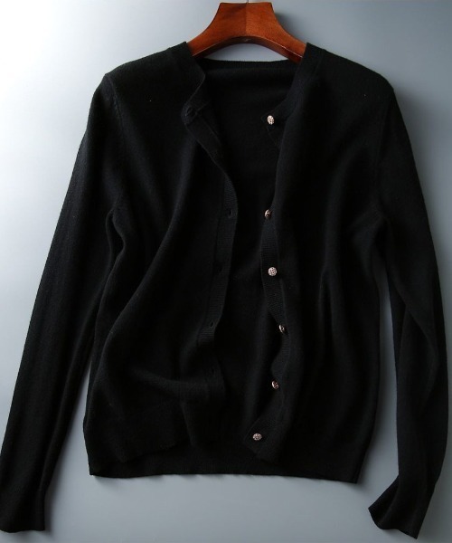 Forcement(フォースメント)の「【もちもち高見え】上品&柔らか着心地。金ボタンUネック大人ニットUVカットカーデ。夏服(カーディガン/ボレロ・レディース・コーラルピンク/レッド/グレー/ベージュ/ブラック・ONESIZE)」の2枚目の写真
