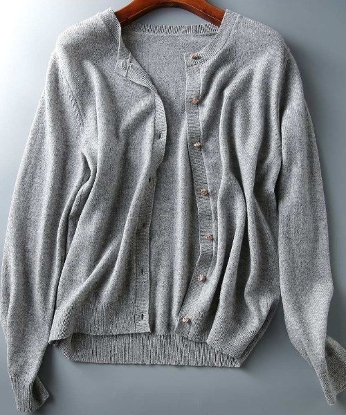 Forcement(フォースメント)の「【もちもち高見え】上品&柔らか着心地。金ボタンUネック大人ニットUVカットカーデ。夏服(カーディガン/ボレロ・レディース・コーラルピンク/レッド/グレー/ベージュ/ブラック・ONESIZE)」の9枚目の写真