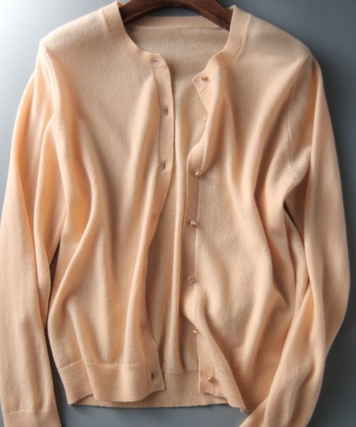 Forcement(フォースメント)の「【もちもち高見え】上品&柔らか着心地。金ボタンUネック大人ニットUVカットカーデ。夏服(カーディガン/ボレロ・レディース・コーラルピンク/レッド/グレー/ベージュ/ブラック・ONESIZE)」の12枚目の写真