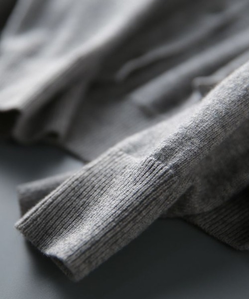 Forcement(フォースメント)の「【もちもち高見え】上品&柔らか着心地。金ボタンUネック大人ニットUVカットカーデ。夏服(カーディガン/ボレロ・レディース・コーラルピンク/レッド/グレー/ベージュ/ブラック・ONESIZE)」の17枚目の写真