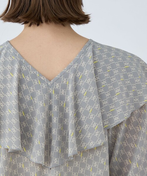 BALLSEY(ボールジィ)の「BBタイポグラフィプリント フロンタブルブラウス(シャツ/ブラウス・レディース・ブラック系その他/グレー系その他・36)」の8枚目の写真