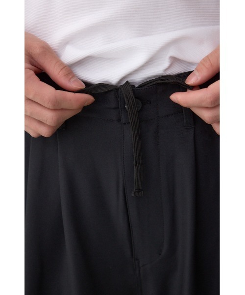 AZUL by moussy（アズールバイマウジー）の「リラックスニータックワイドパンツ（スラックス・メンズ・ブラック/グレー・MEDIUM/LARGE）」の5枚目の写真