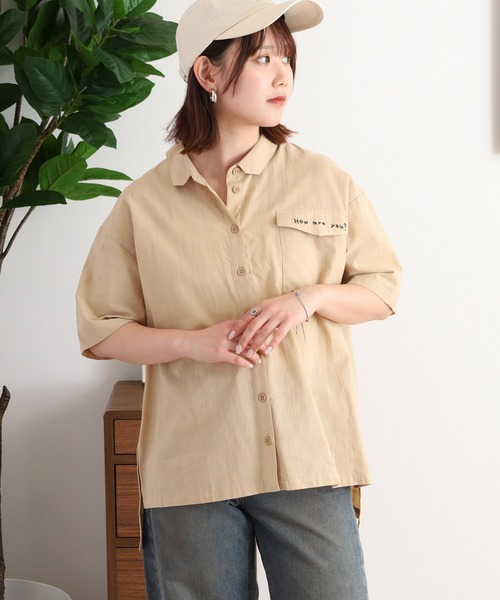 Emago(イマゴ)の「EMAGO ロゴ刺繍サイドボタンシャツ(シャツ/ブラウス・レディース・ベージュ/ブラック・FREE)」の1枚目の写真