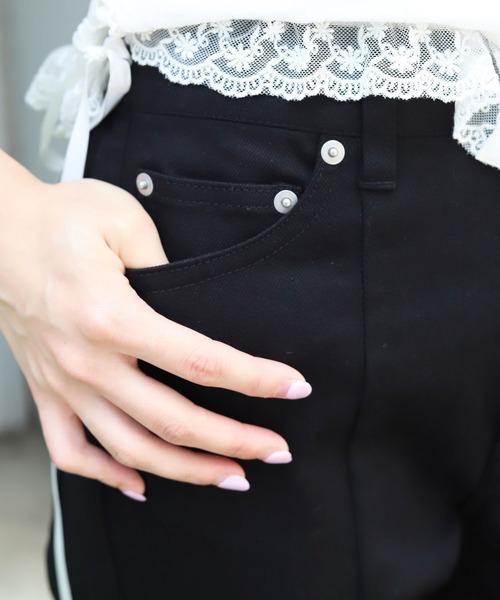 axes femme（アクシーズファム）の「裾スリットフレアデニムパンツ（デニムパンツ・レディース・ネイビー/ブラック・マルチサイズ）」の22枚目の写真