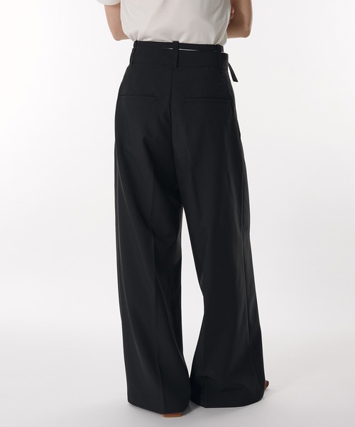 MUHET（ミュエータ）の「【set up可能】straight pants with belt / ベルト付きスラックスパンツ（スラックス・レディース・ベージュ/ブラック・SMALL/LARGE/MEDIUM）」の10枚目の写真