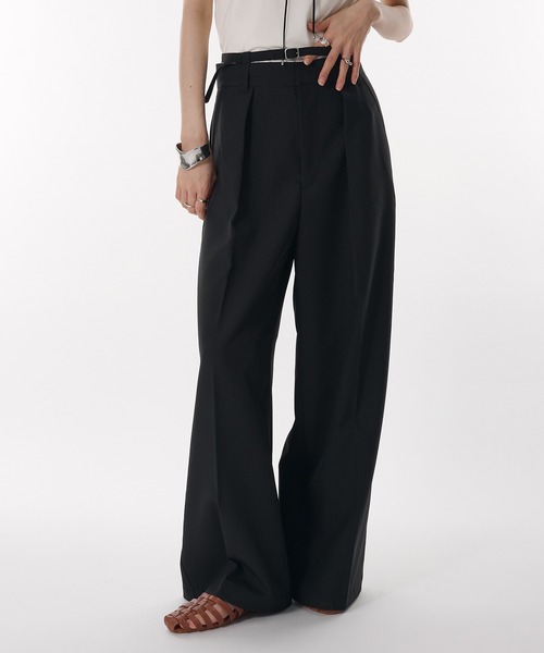 MUHET（ミュエータ）の「【set up可能】straight pants with belt / ベルト付きスラックスパンツ（スラックス・レディース・ベージュ/ブラック・SMALL/LARGE/MEDIUM）」の9枚目の写真