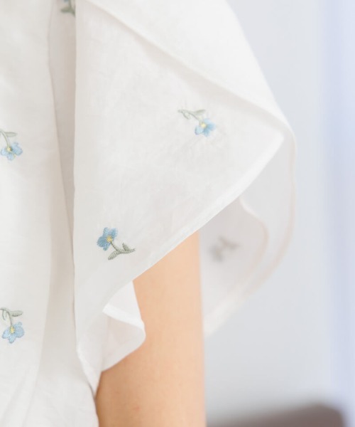 flower(フラワー)の「トゥインクルエンブロイダリーブラウス(シャツ/ブラウス・レディース・ブルー/ホワイト・FREE)」の7枚目の写真