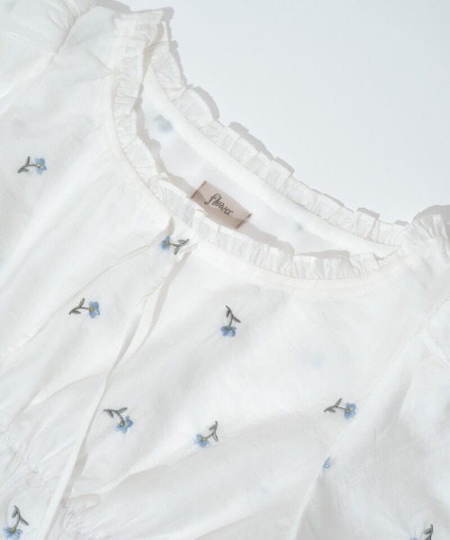 flower(フラワー)の「トゥインクルエンブロイダリーブラウス(シャツ/ブラウス・レディース・ブルー/ホワイト・FREE)」の22枚目の写真