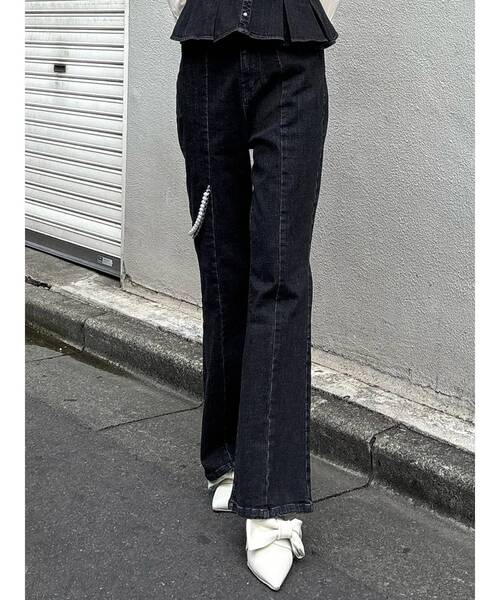 CALNAMUR（カルナムール）の「パールチェーンフレアデニム（デニムパンツ・レディース・ブラック/インディゴブルー・SMALL/MEDIUM）」の2枚目の写真
