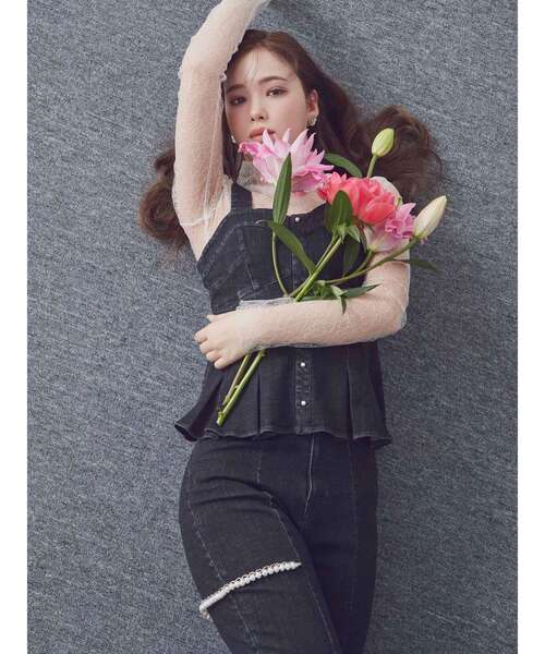 CALNAMUR（カルナムール）の「パールチェーンフレアデニム（デニムパンツ・レディース・ブラック/インディゴブルー・SMALL/MEDIUM）」の4枚目の写真