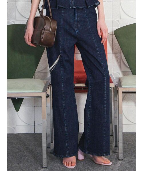 CALNAMUR（カルナムール）の「パールチェーンフレアデニム（デニムパンツ・レディース・ブラック/インディゴブルー・SMALL/MEDIUM）」の6枚目の写真